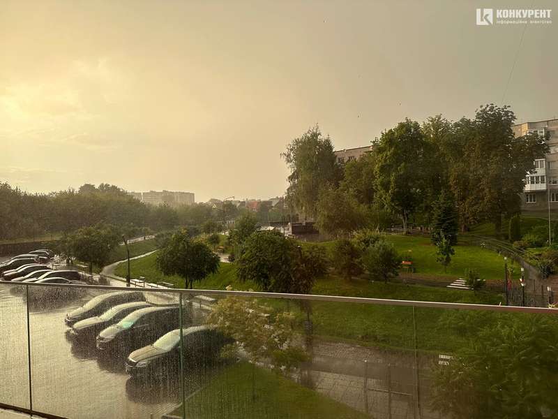 Луцьк залило дощем: в деяких районах міста з'явилась веселка (фото)