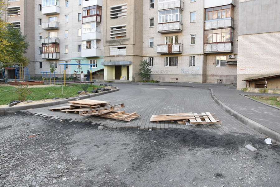 Як ремонтують прибудинкові території у Луцьку (фото)