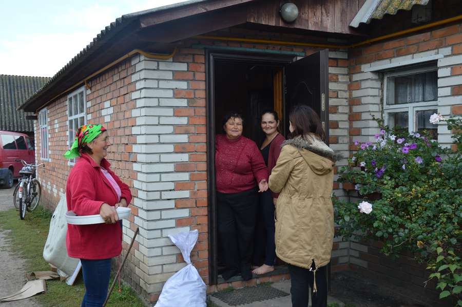 Галина Демидівна (в центрі) розповіла, що люди бояться, аби їх орендарі не обманули та не порозкрадали їхньої землі, як колись колгоспи