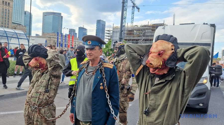 У Варшаві під час акції протесту висміяли армію рф (фото, відео)