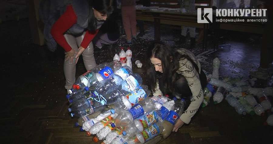 Анжеліка Арутюнян з помічниками створюють для собак будиночки із пластикових пляшок