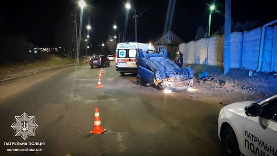 Водій був п’яним: деталі ДТП із перекинутим догори колесами авто у Луцьку (фото)
