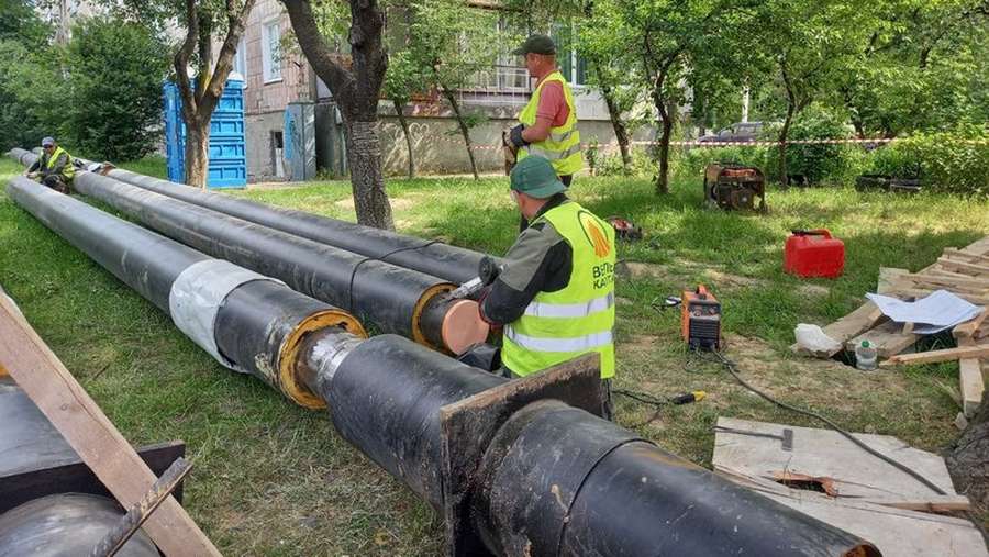 У Луцьку через ремонт тепломережі 16 будинків – без гарячої води: коли завершать роботи (фото, відео)