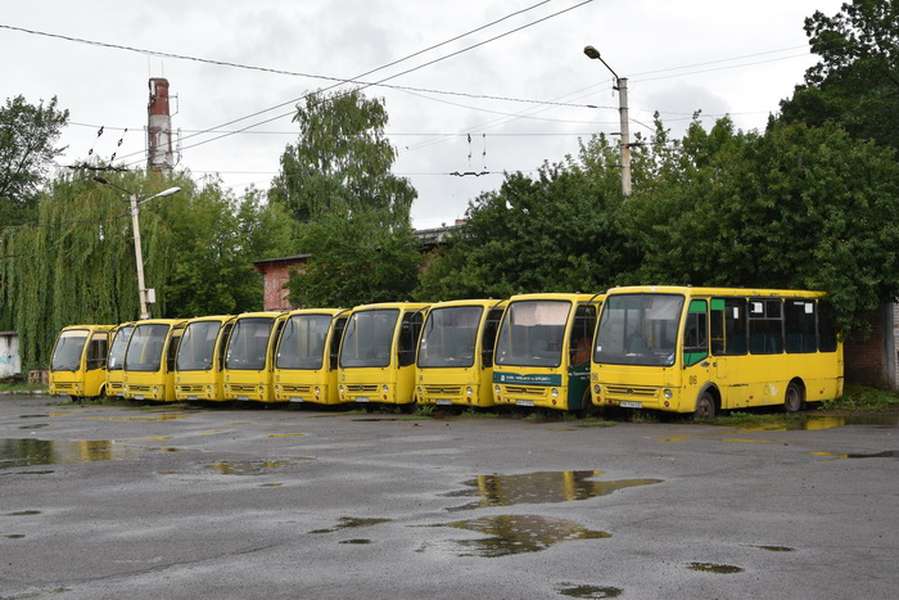 Що буде з лізинговими автобусами, які роками стоять на ЛПЕ (фото) 