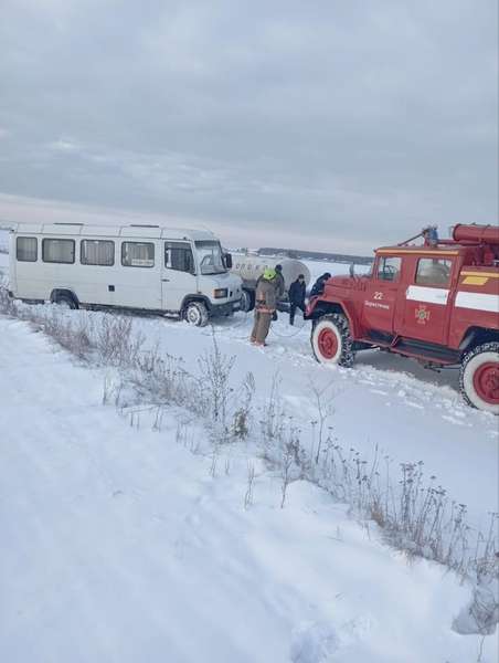 У Луцькому районі в снігу застряг пасажирський мікроавтобус (фото)