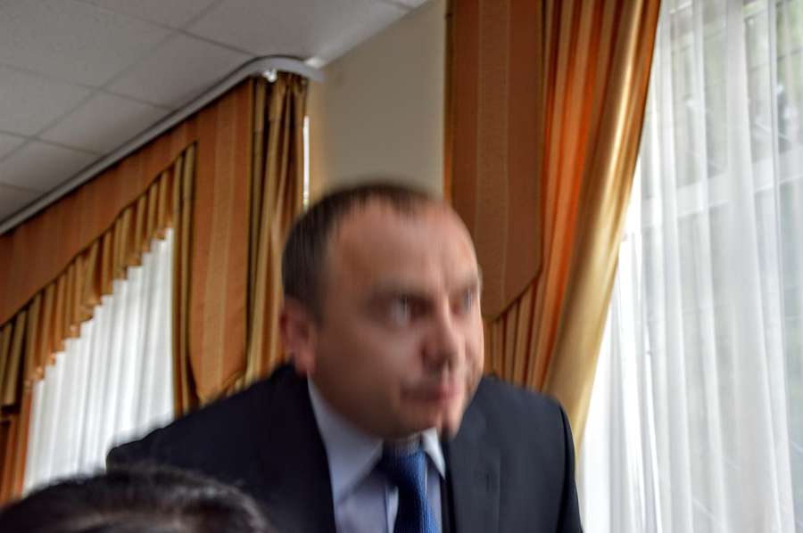 Зніяковілий ковельський прокурор Олександр Бабенков так різко підвівся і сів, що камера не встигла його спіймати