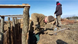 «Робимо на совість»: на Волині добровольці допомагають військовим будувати окопи (відео)