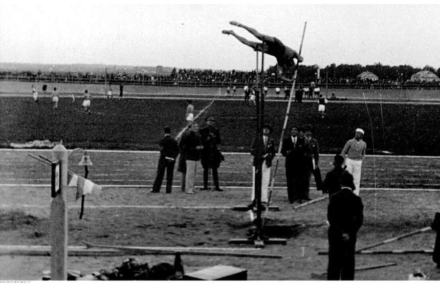 Це спроба Єжи Плавчика - польського стрибуна з жердиною і багатоборця, який на чемпіонаті Європи з легкої атлетики в Турині у 1934 році завоює бронзову нагороду. Приземлялися тоді просто у ...пісок.