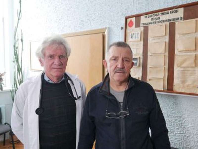 Василь Труш (справа)  з професором Ігорем Кобзою, який його оперував