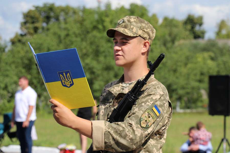 Пів сотні курсантів луцького вишу склали присягу на вірність Україні (фото)