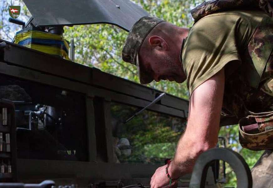 Броньований «Humvee» і трофейний Т-72: показали, як воїни 14-ї ОМБр ремонтують техніку (фото)