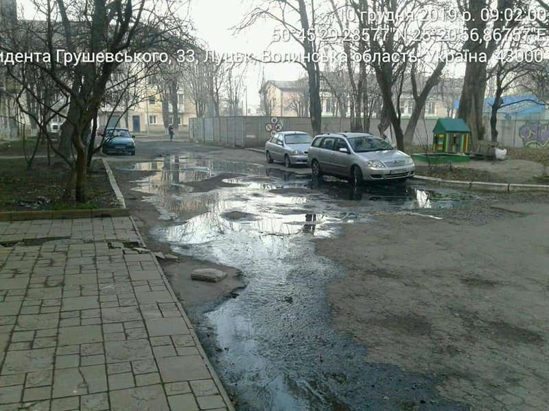 У Луцьку майстер ЖКП №3 викинув каналізаційні відходи на території будинку (фото)