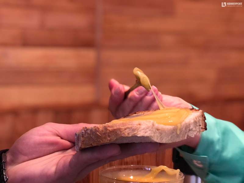 Слоїк меду, або Як на Волині з бджолиного продукту роблять крем (фото, відео)