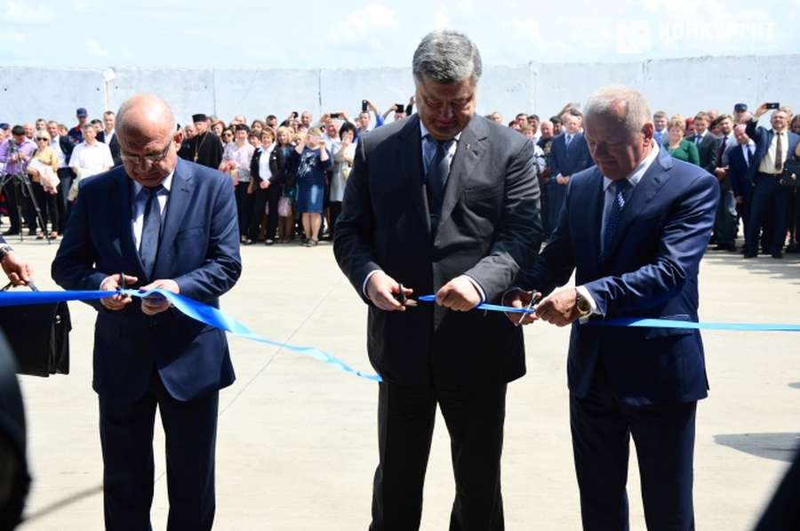 Президент Петро Порошенко у П'ятиднях відкрив насіневий завод, а потім заїхав і до Луцька><span class=
