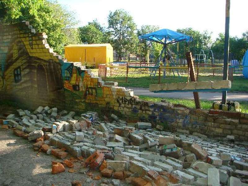 У Ковелі обвалилася стіна містечка атракціонів (фото)