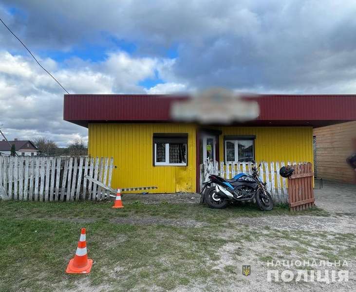 У Луцькому районі п'яний юнак на мотоциклі протаранив магазин (фото)