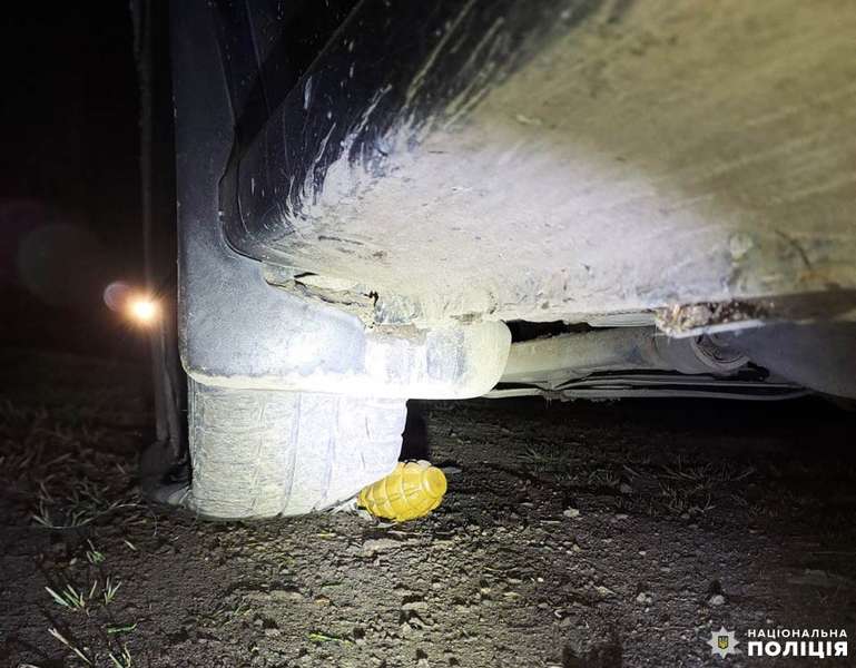 На Рівненщині міському голові кинули гранату в двір, ще одну поклали під авто (фото)