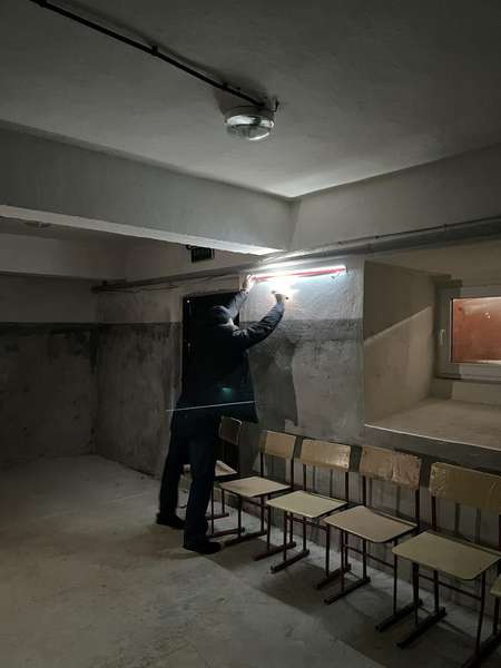 Просто і дієво: в Ковелі на стінах укриття у школі вчепили LED-стрічки (фото)