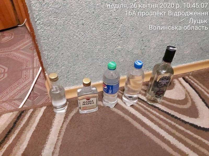Муніципали «спалили» лучанок, які продавали вдома сурогатний алкоголь (фото)
