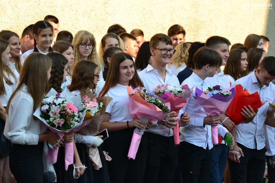 Кульки і квіти: у Луцькій школі № 9 святкували День знань (фото)