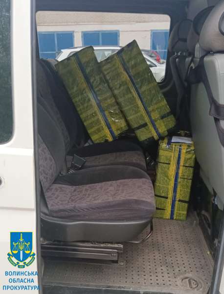 У Нововолинську в мікроавтобусі знайшли «ліві» цигарки на 200 тисяч (фото)