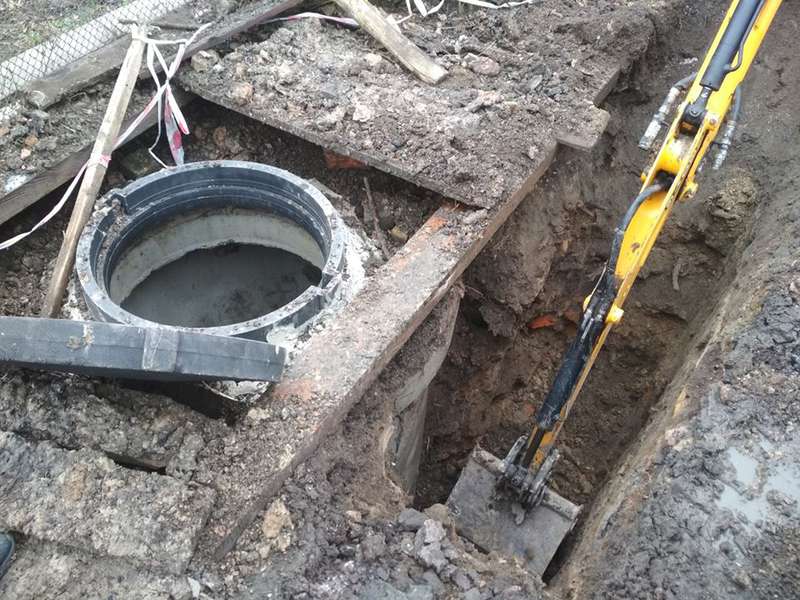 У старій частині Луцька прокладали каналізацію і знайшли старовинну цеглу (фото)