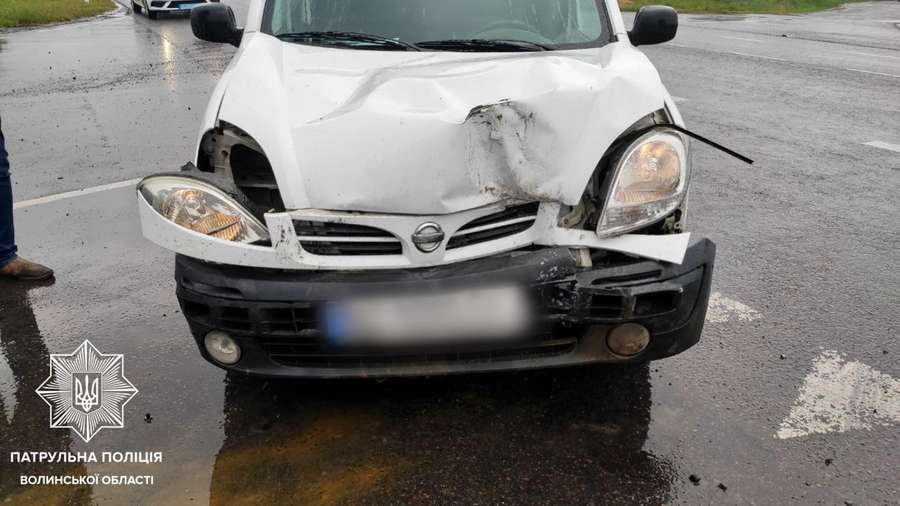 Зім'ятий капот і вибиті фари: у Луцьку не розминулися Mazda і Nissan (фото)