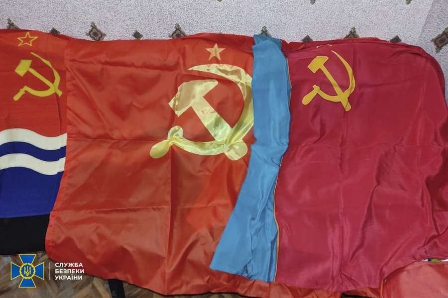 Прапори, книжки і зброя: СБУ взялася за представників заборонених партій (фото)