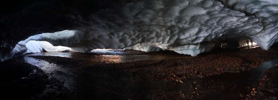 В льодових печерах Ісландії