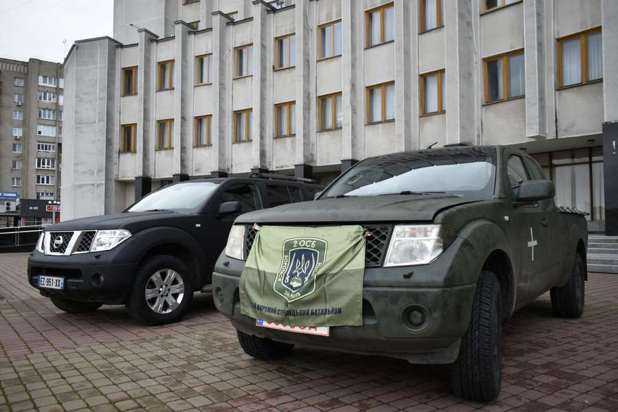 Волинським військовим передали два позашляховики на фронт (фото)