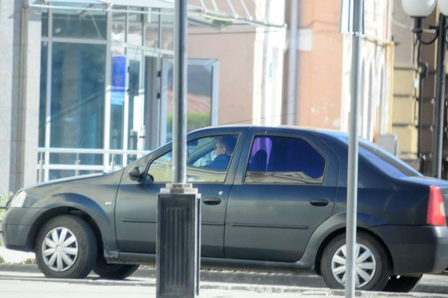 Фото «Dacia Iogan 2007 року» біля адмінсуду (ймовірно, це автомобіль судді Ковальчука)