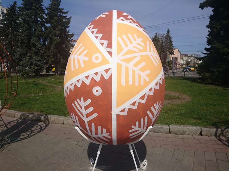 У центрі Луцька з'явилися яйця (фото)