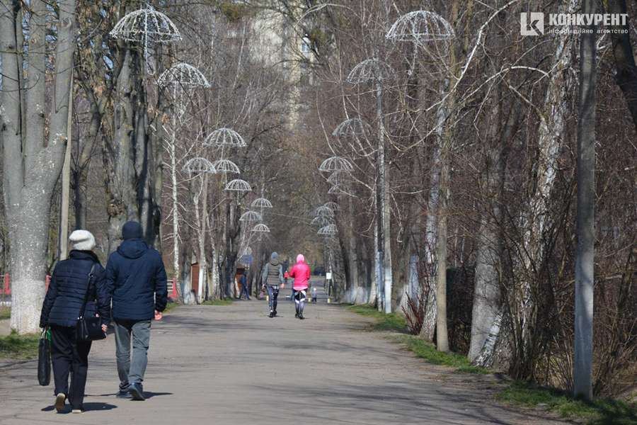 Карантинна весна у Луцьку: маски, черги і малолюдні вулиці (ФОТО)