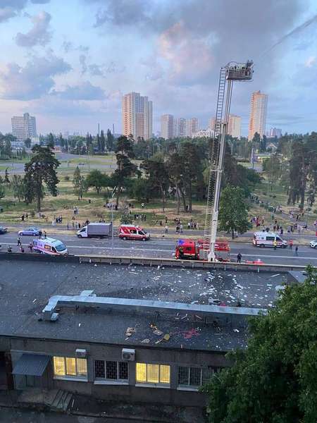 У багатоповерхівці в Києві стався вибух – є жертви (фото)