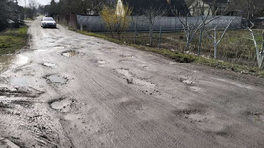 Щороку стає гірше: лучани скаржаться на дорогу, яку не ремонтували майже два десятки років (відео)