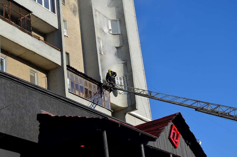 Гори мотлоху: показали фото згорілої квартири в Луцьку