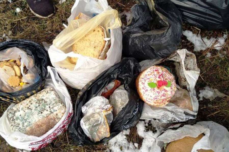 На Волині священник викинув на смітник минулорічні паски (фото, відео)