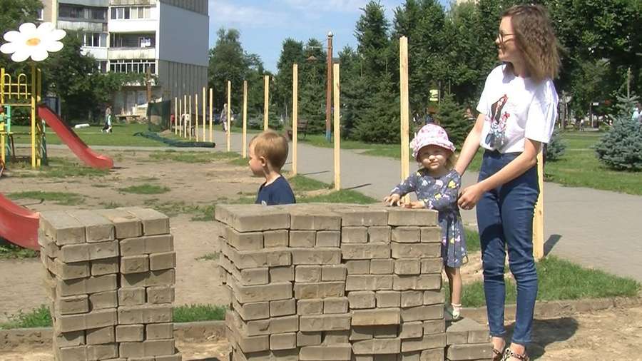 У Луцьку на Молоді демонтують дитячий майданчик (фото, відео)