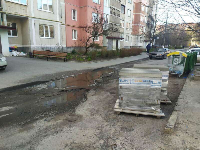 У Луцьку на вулиці Кравчука ремонтують заїзд (фото)
