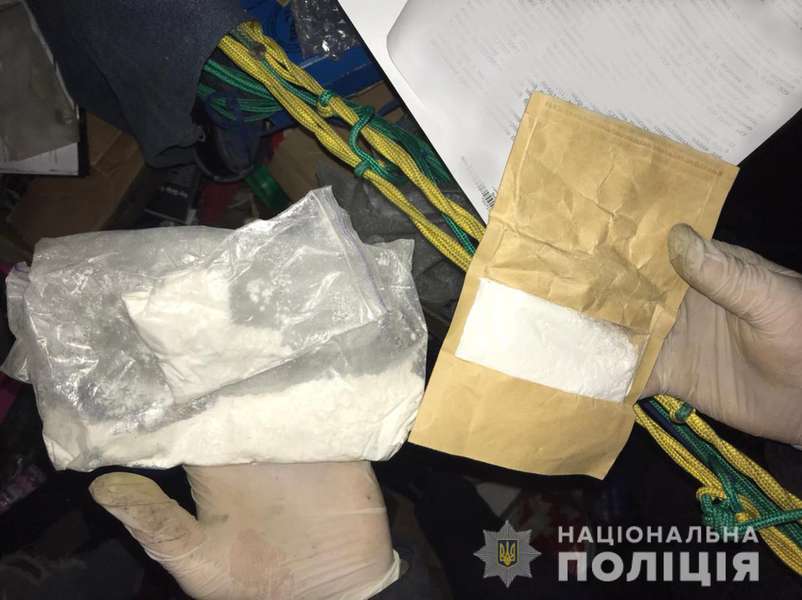 У Луцьку затримали озброєного «закладника» з наркотиками (фото)