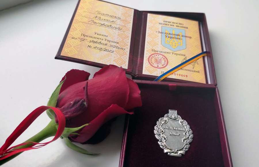 Здав 130 літрів крові: прикордонник з Луцька став «Заслуженим донором» (фото)