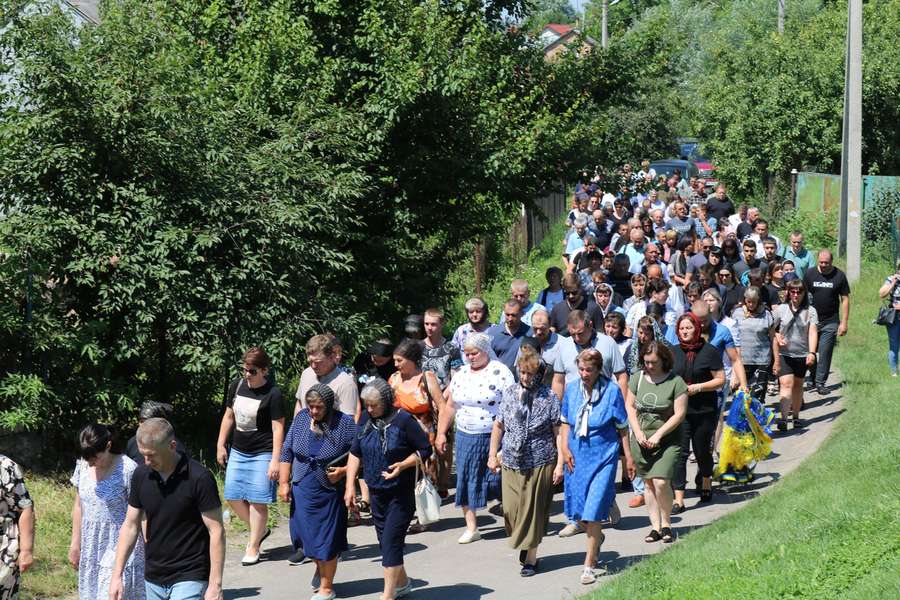 На Волині сотні людей прийшли провести в останню дорогу Героя Дмитра Редчука (фото)