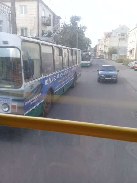 У Луцьку на Ковельській і Богдана Хмельницького стоять тролейбуси (фото)