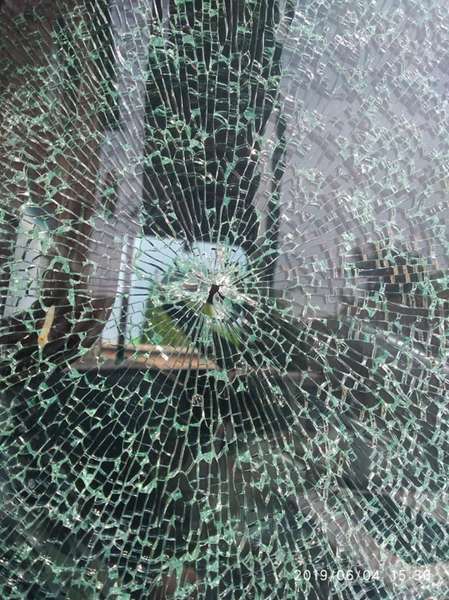 Стріляли по шпаках, влучили у вікно: під Луцьком обстріляли автівку (фото)