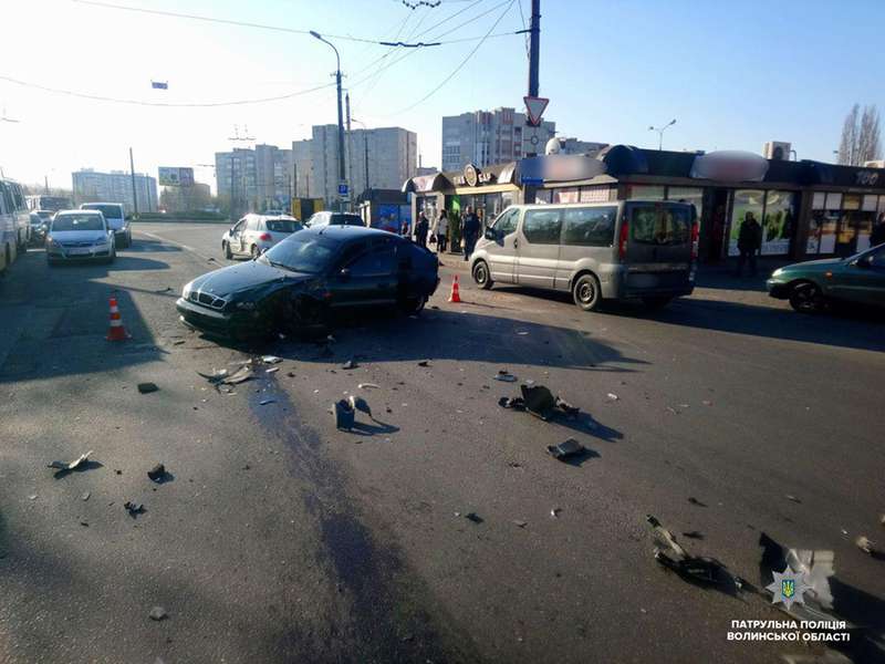 У Луцьку зіткнулися три автівки: є постраждалі (фото)