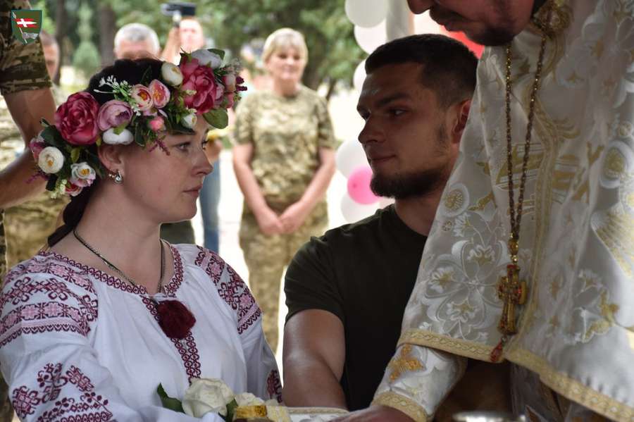 На Донеччині у волинській бригаді відгуляли подвійне весілля (фото)