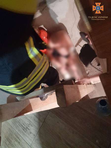 У Володимирі чоловік впав у підвал – довелося викликати рятувальників (фото)