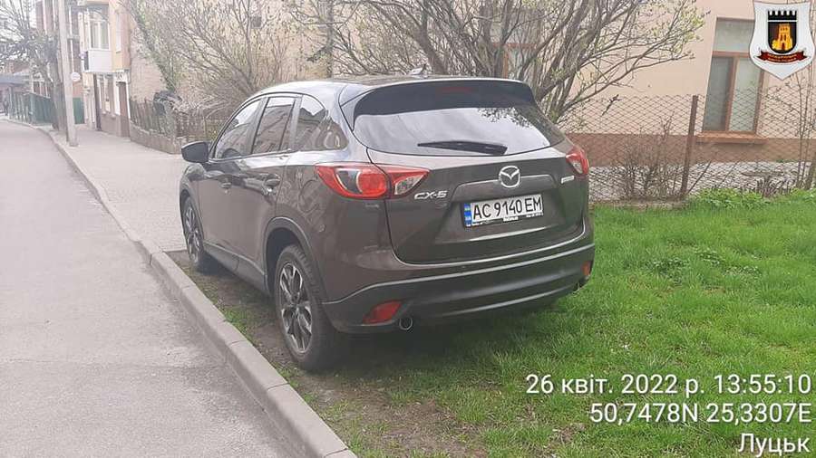 У центрі Луцька «майстер паркування» залишив свою «мазду» на газоні (фото)