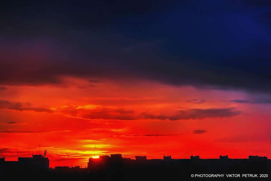 Літо попрощалося вогняним заходом сонця: фото з Луцька