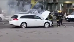 Повалив дим з-під капота: у Луцьку біля ЦУМу горіло авто (відео)